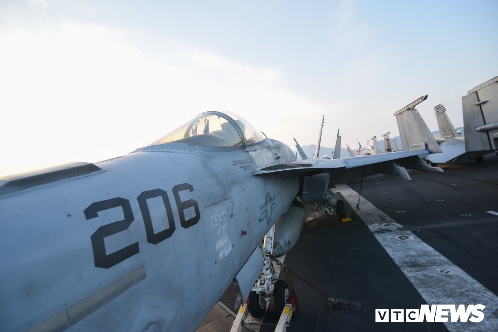 Dàn chiến cơ mạnh mẽ trên boong tàu sân bay USS Carl Vinson đang ở Đà Nẵng