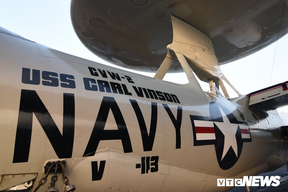 Dàn chiến cơ mạnh mẽ trên boong tàu sân bay USS Carl Vinson đang ở Đà Nẵng