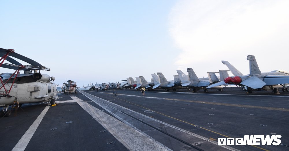 Dàn chiến cơ mạnh mẽ trên boong tàu sân bay USS Carl Vinson đang ở Đà Nẵng