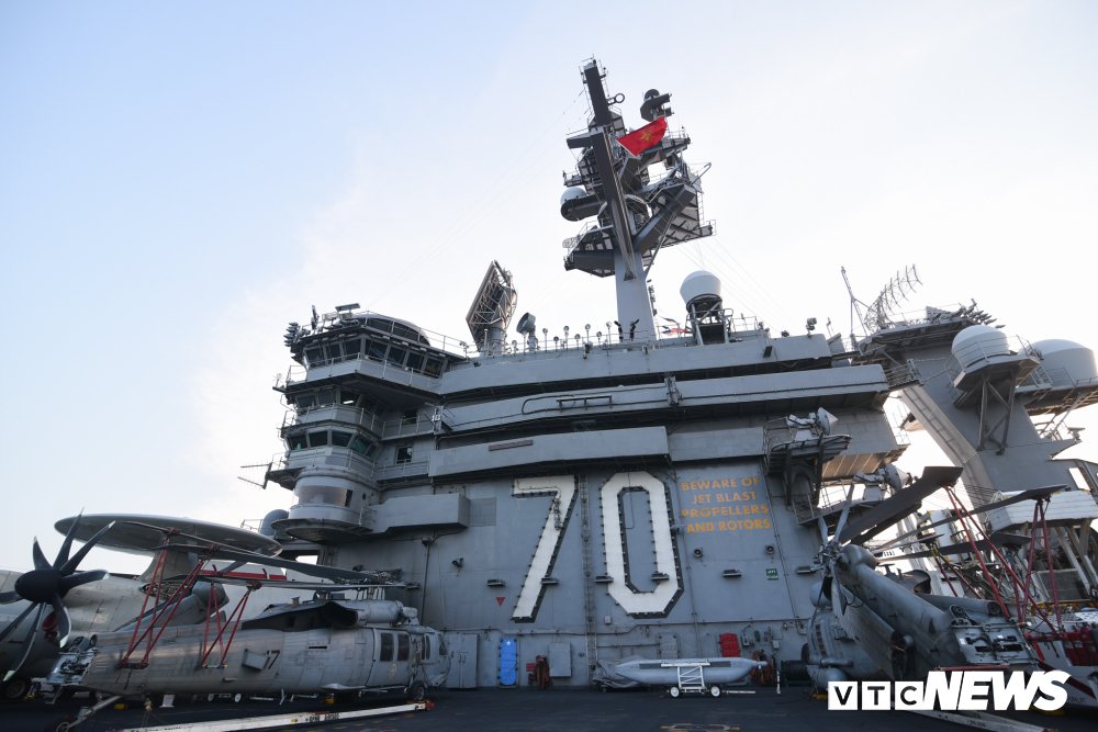 Dàn chiến cơ mạnh mẽ trên boong tàu sân bay USS Carl Vinson đang ở Đà Nẵng