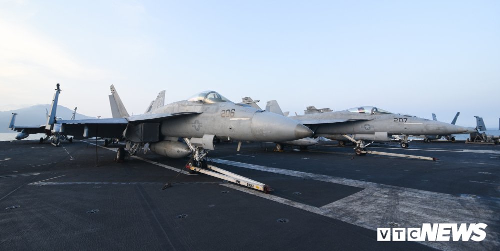 Dàn chiến cơ mạnh mẽ trên boong tàu sân bay USS Carl Vinson đang ở Đà Nẵng