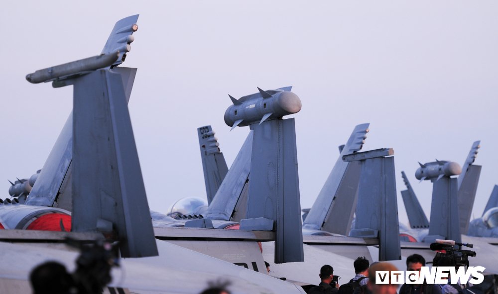 Dàn chiến cơ mạnh mẽ trên boong tàu sân bay USS Carl Vinson đang ở Đà Nẵng