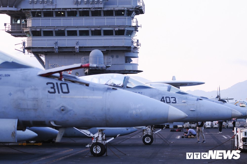 Dàn chiến cơ mạnh mẽ trên boong tàu sân bay USS Carl Vinson đang ở Đà Nẵng