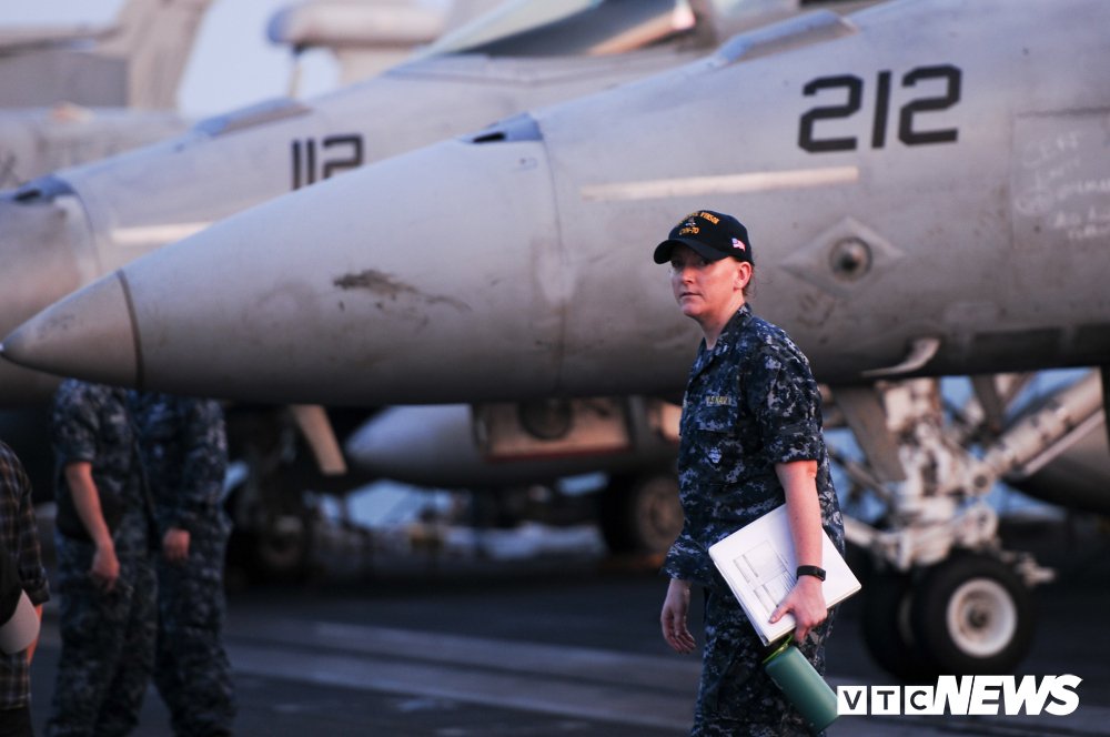 Dàn chiến cơ mạnh mẽ trên boong tàu sân bay USS Carl Vinson đang ở Đà Nẵng