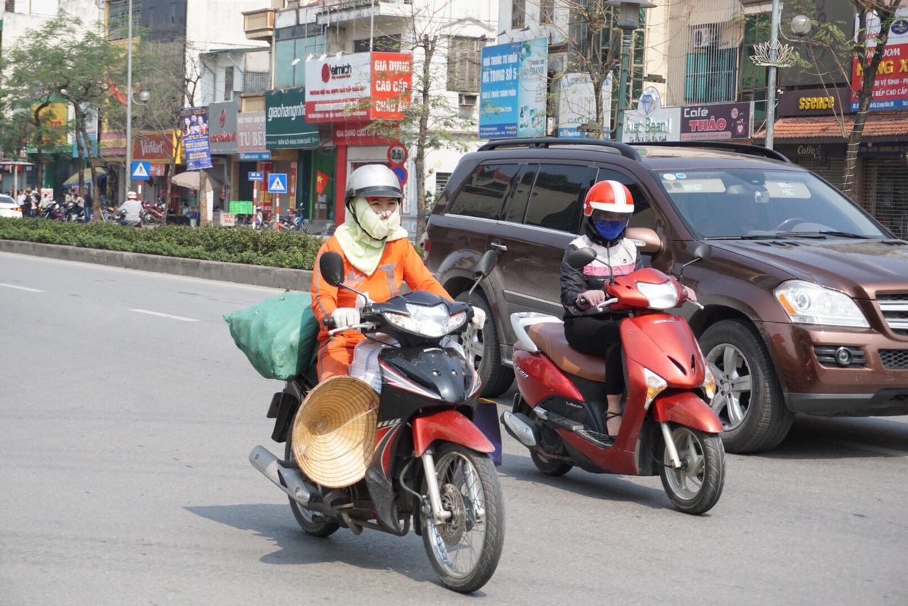 giua-ngay-xuan-troi-nong-nhu-mua-he-nguoi-dan-mac-ao-coc-ra-duong