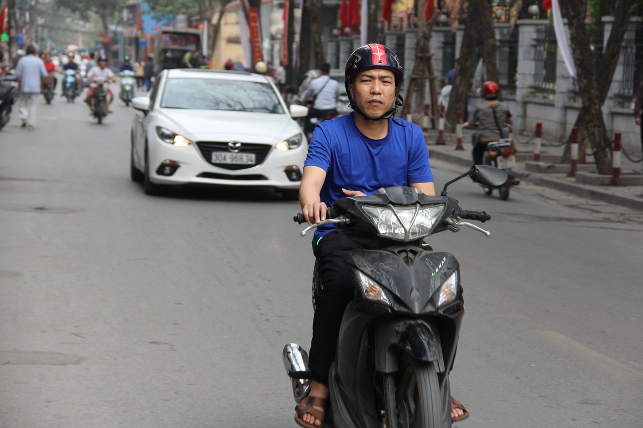 giua-ngay-xuan-troi-nong-nhu-mua-he-nguoi-dan-mac-ao-coc-ra-duong