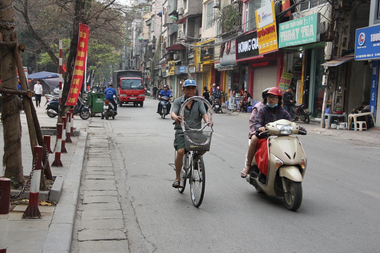 giua-ngay-xuan-troi-nong-nhu-mua-he-nguoi-dan-mac-ao-coc-ra-duong