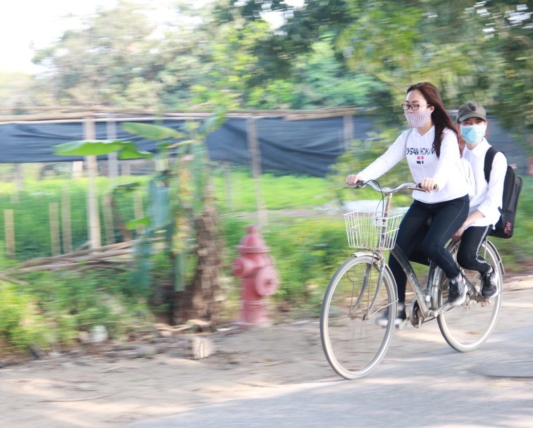 giua-ngay-xuan-troi-nong-nhu-mua-he-nguoi-dan-mac-ao-coc-ra-duong