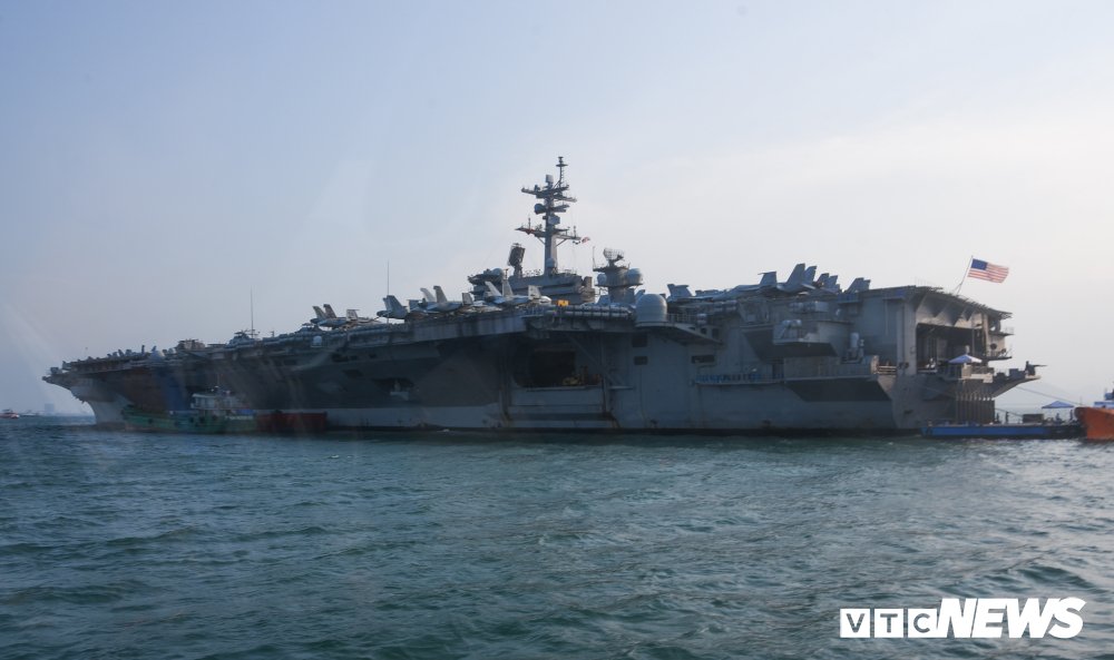 Đại kỳ Việt - Mỹ trong lòng tàu sân bay USS Carl Vinson đang ở Đà Nẵng