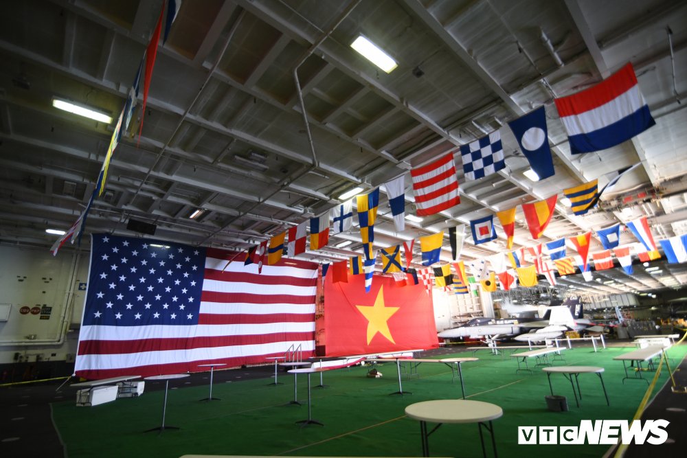 Đại kỳ Việt - Mỹ trong lòng tàu sân bay USS Carl Vinson đang ở Đà Nẵng