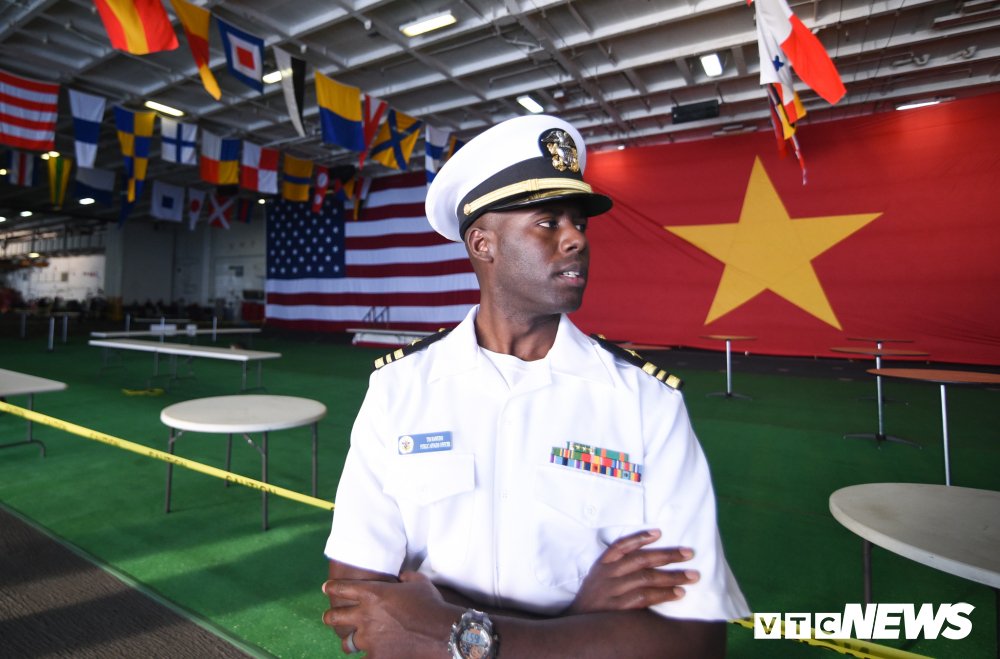 Đại kỳ Việt - Mỹ trong lòng tàu sân bay USS Carl Vinson đang ở Đà Nẵng