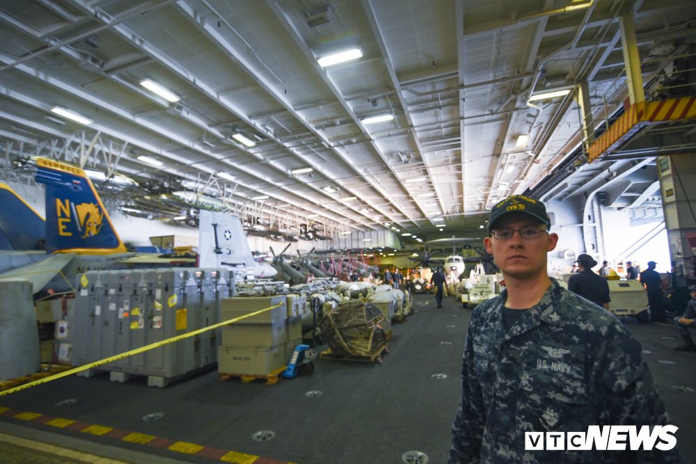Đại kỳ Việt - Mỹ trong lòng tàu sân bay USS Carl Vinson đang ở Đà Nẵng