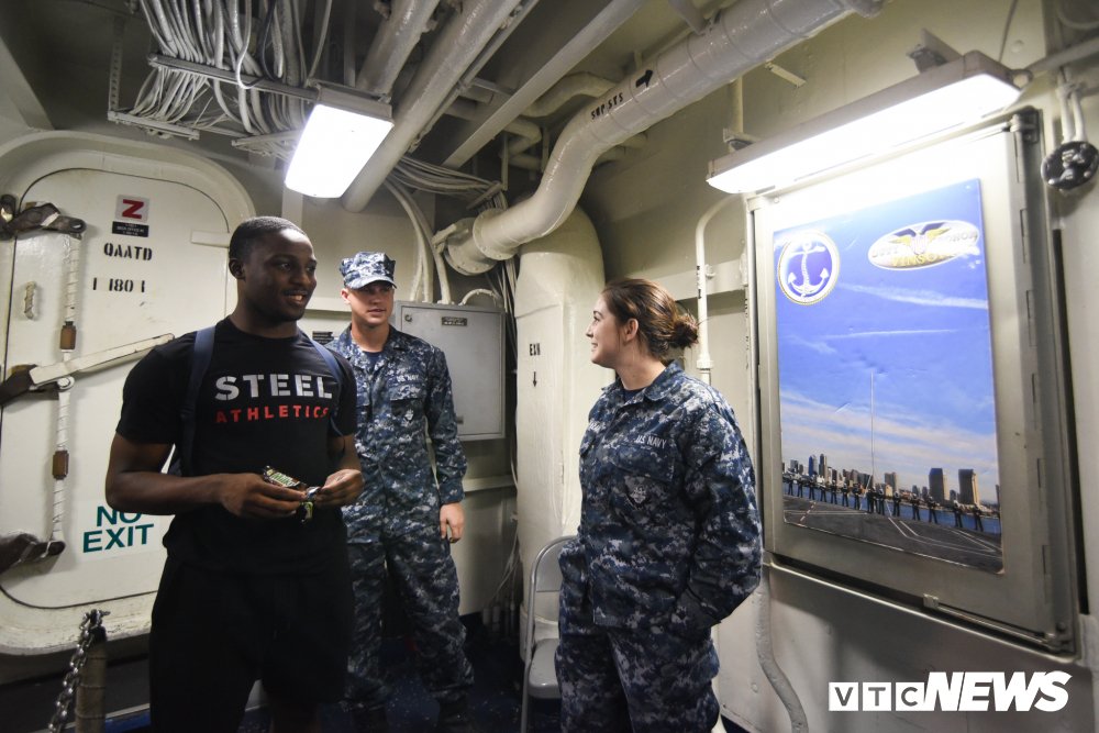 Đại kỳ Việt - Mỹ trong lòng tàu sân bay USS Carl Vinson đang ở Đà Nẵng