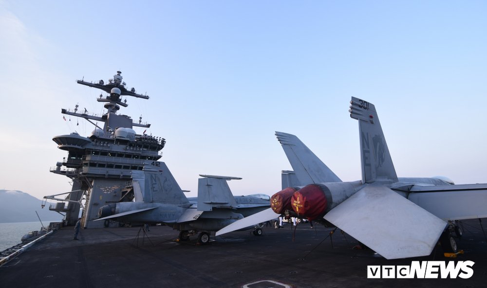Đại kỳ Việt - Mỹ trong lòng tàu sân bay USS Carl Vinson đang ở Đà Nẵng