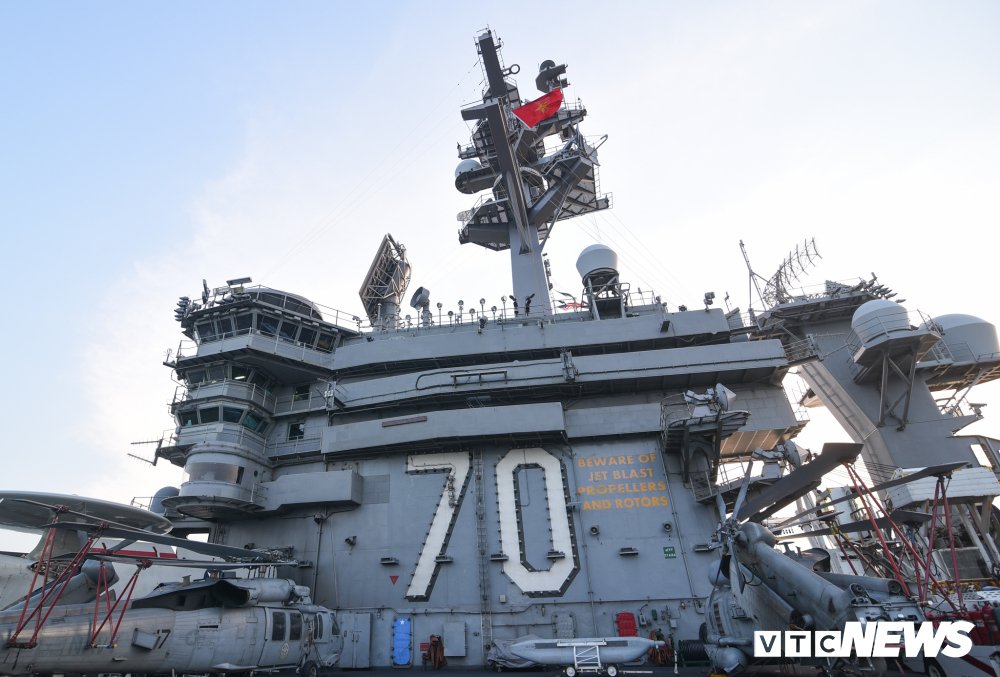 Đại kỳ Việt - Mỹ trong lòng tàu sân bay USS Carl Vinson đang ở Đà Nẵng