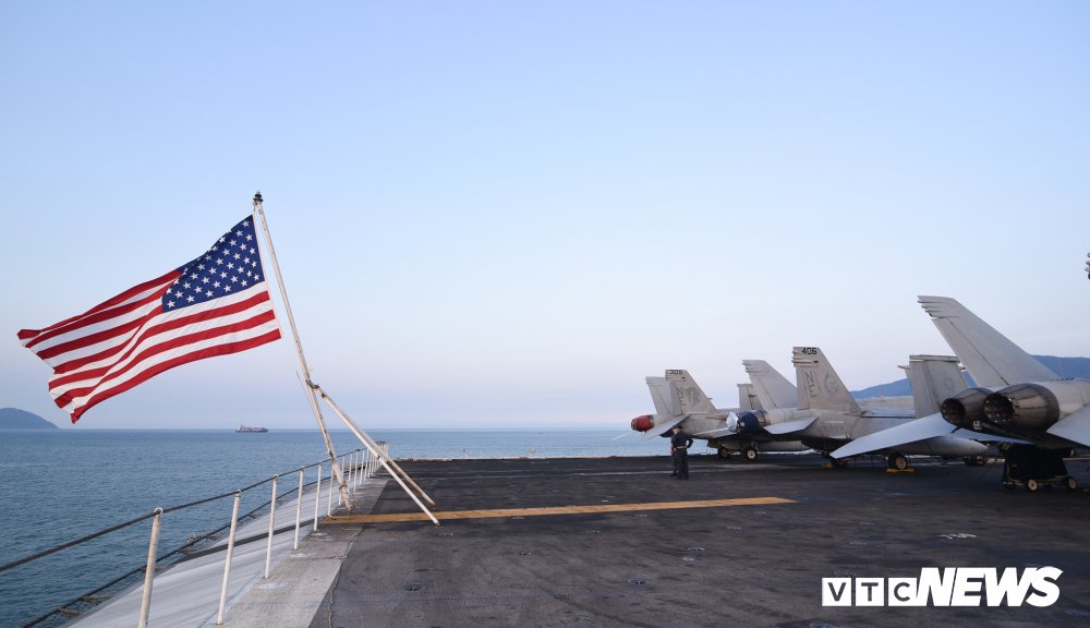 Đại kỳ Việt - Mỹ trong lòng tàu sân bay USS Carl Vinson đang ở Đà Nẵng