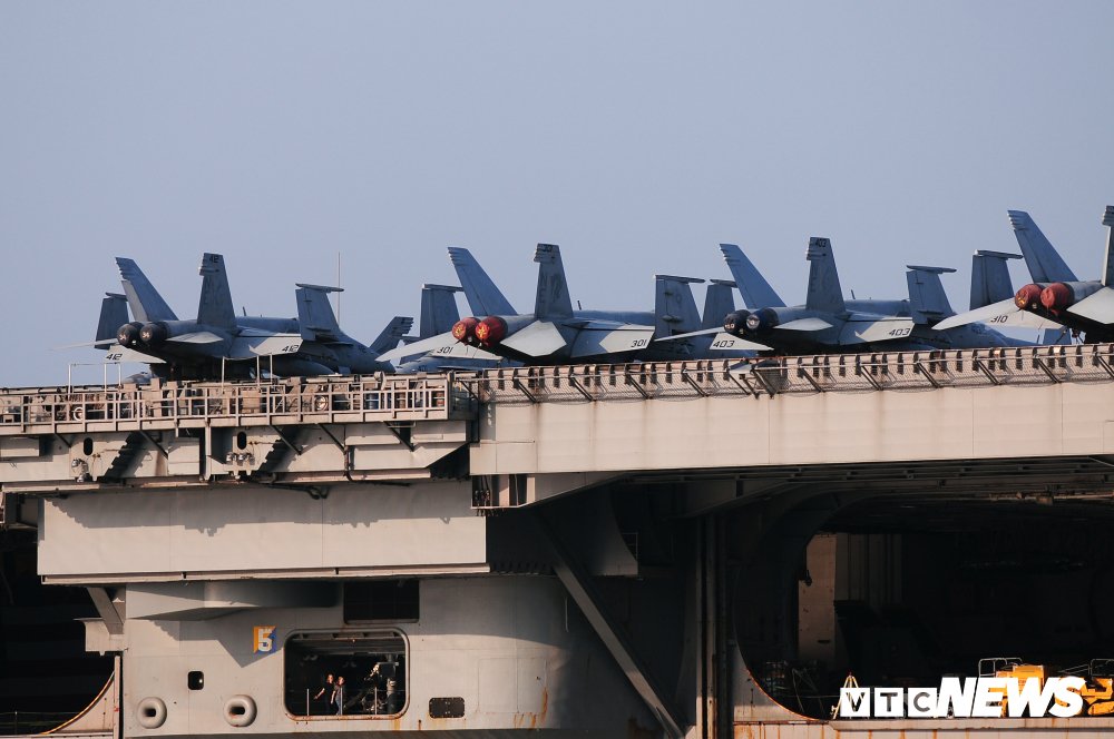 Dàn chiến cơ mạnh mẽ trên boong tàu sân bay USS Carl Vinson đang ở Đà Nẵng