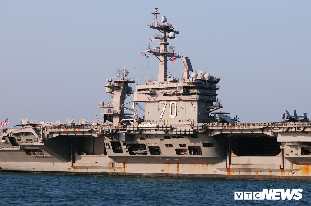 Dàn chiến cơ mạnh mẽ trên boong tàu sân bay USS Carl Vinson đang ở Đà Nẵng
