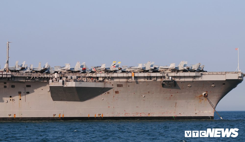 Dàn chiến cơ mạnh mẽ trên boong tàu sân bay USS Carl Vinson đang ở Đà Nẵng