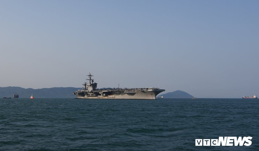 Đại kỳ Việt - Mỹ trong lòng tàu sân bay USS Carl Vinson đang ở Đà Nẵng