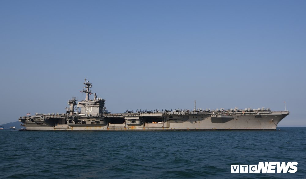Đại kỳ Việt - Mỹ trong lòng tàu sân bay USS Carl Vinson đang ở Đà Nẵng