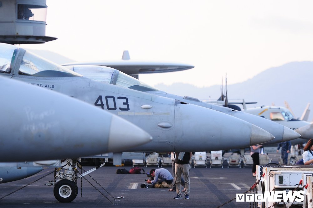 Đại kỳ Việt - Mỹ trong lòng tàu sân bay USS Carl Vinson đang ở Đà Nẵng