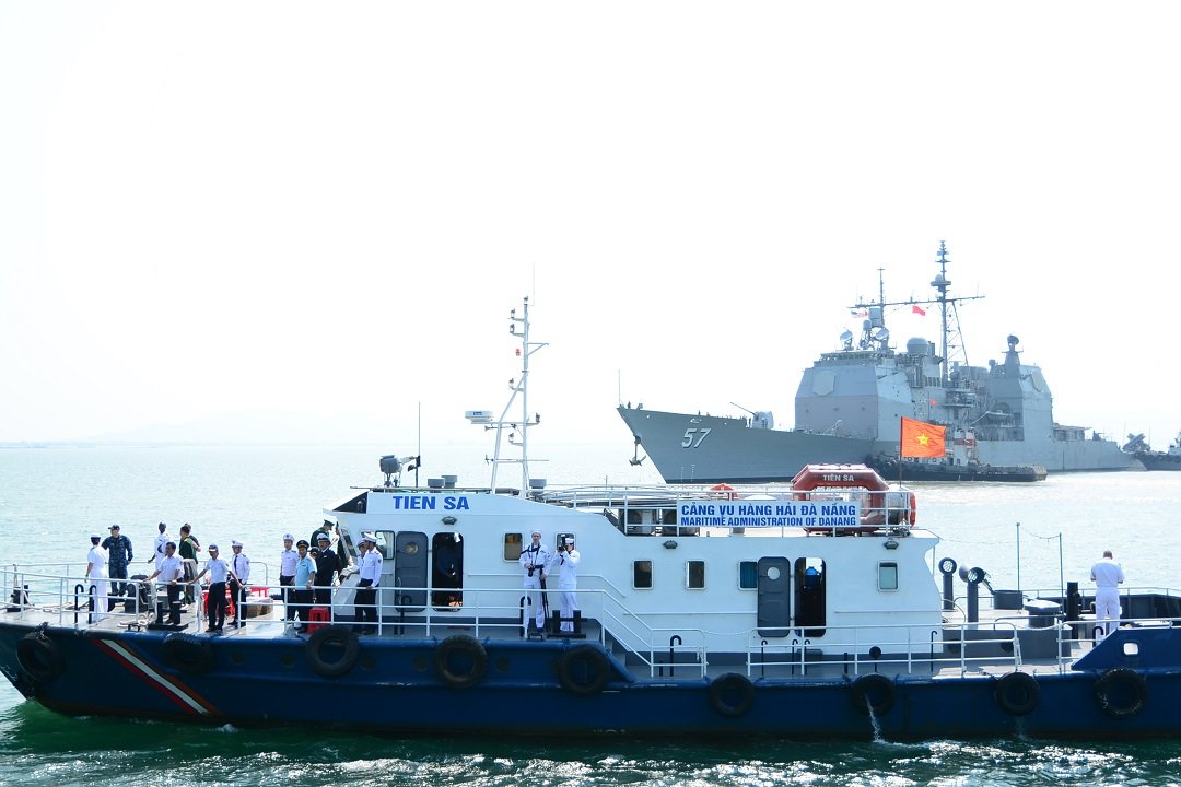 ngam-can-canh-cum-tau-carl-vinson-vua-cap-cang-tien-sa-da-nang