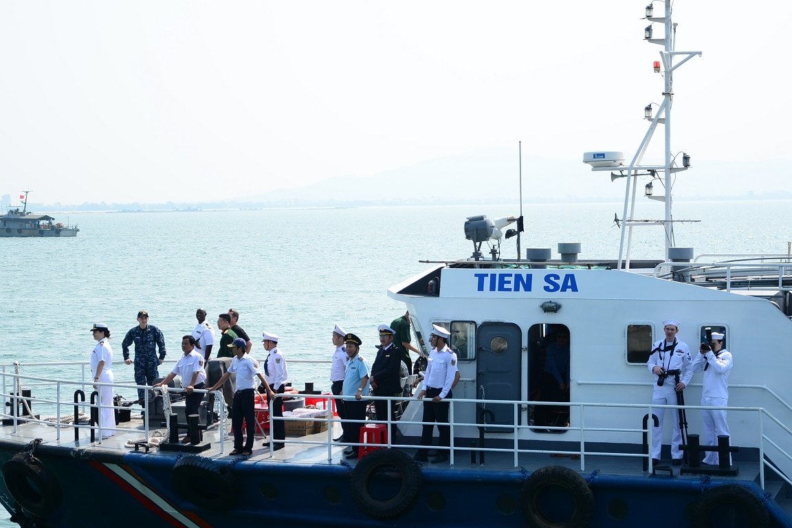 ngam-can-canh-cum-tau-carl-vinson-vua-cap-cang-tien-sa-da-nang