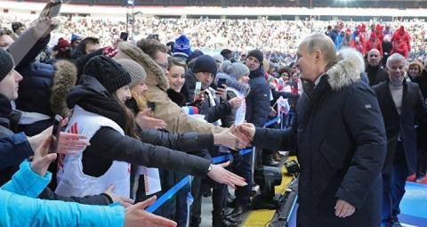 Ông Putin bước ra trong tiếng hô 'nước Nga'