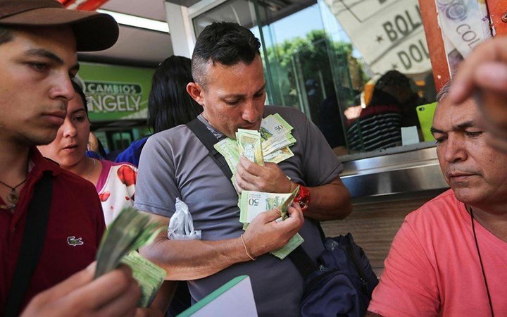 Khủng hoảng ở Venezuela: Không dùng ví mà dùng...bao tải đựng tiền