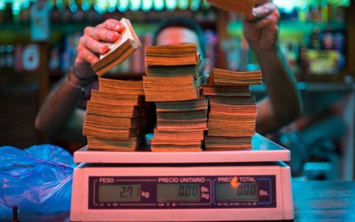 Khủng hoảng ở Venezuela: Không dùng ví mà dùng...bao tải đựng tiền