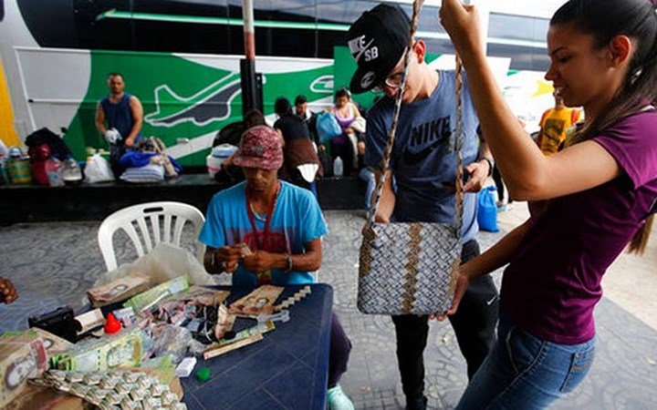 Khủng hoảng ở Venezuela: Không dùng ví mà dùng...bao tải đựng tiền