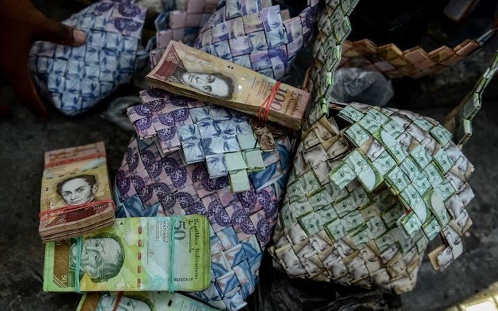 Khủng hoảng ở Venezuela: Không dùng ví mà dùng...bao tải đựng tiền