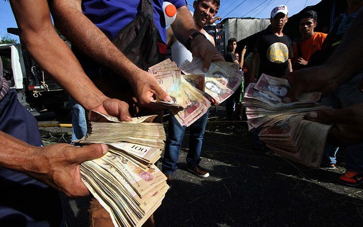 Khủng hoảng ở Venezuela: Không dùng ví mà dùng...bao tải đựng tiền
