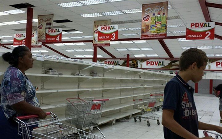 Khủng hoảng ở Venezuela: Không dùng ví mà dùng...bao tải đựng tiền