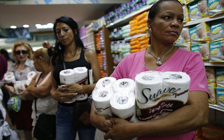 Khủng hoảng ở Venezuela: Không dùng ví mà dùng...bao tải đựng tiền