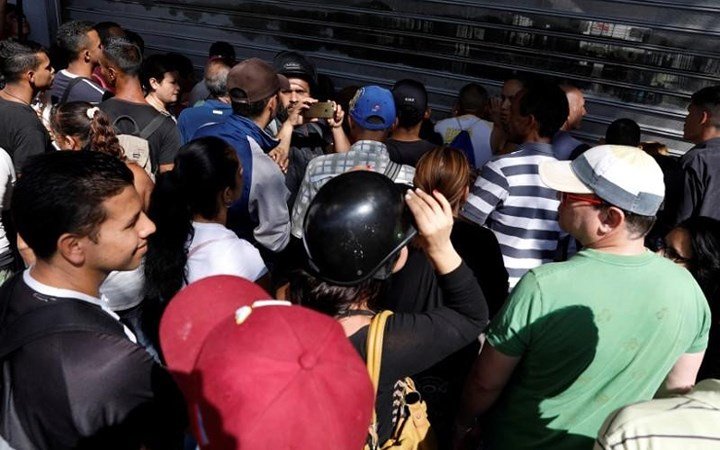 Khủng hoảng ở Venezuela: Không dùng ví mà dùng...bao tải đựng tiền