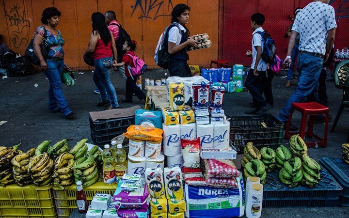 Khủng hoảng ở Venezuela: Không dùng ví mà dùng...bao tải đựng tiền