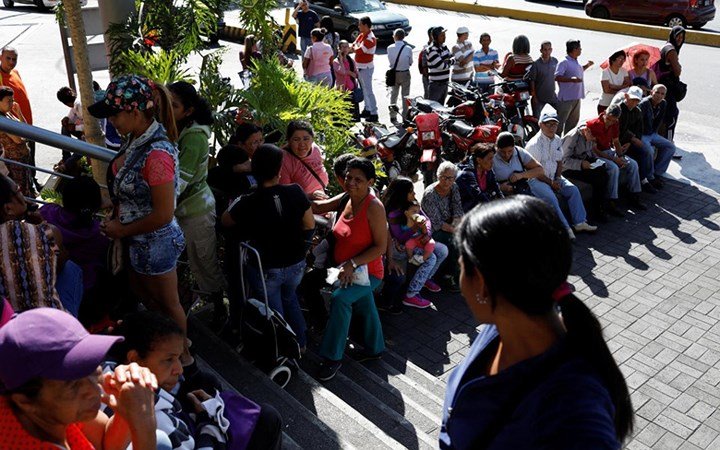 Khủng hoảng ở Venezuela: Không dùng ví mà dùng...bao tải đựng tiền