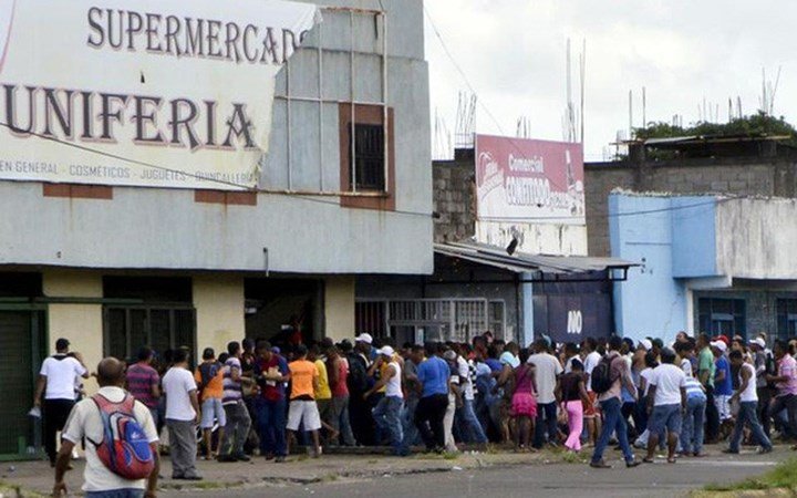 Khủng hoảng ở Venezuela: Không dùng ví mà dùng...bao tải đựng tiền