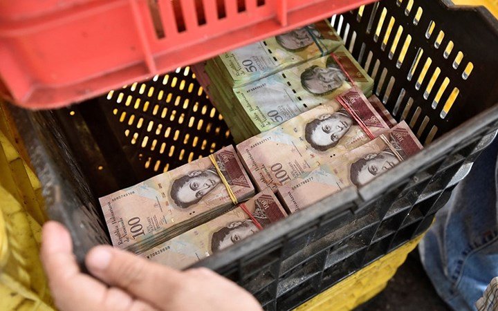 Khủng hoảng ở Venezuela: Không dùng ví mà dùng...bao tải đựng tiền