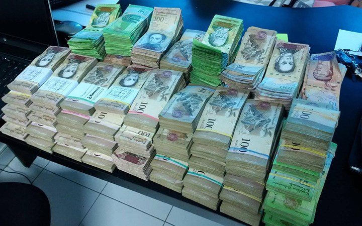 Khủng hoảng ở Venezuela: Không dùng ví mà dùng...bao tải đựng tiền