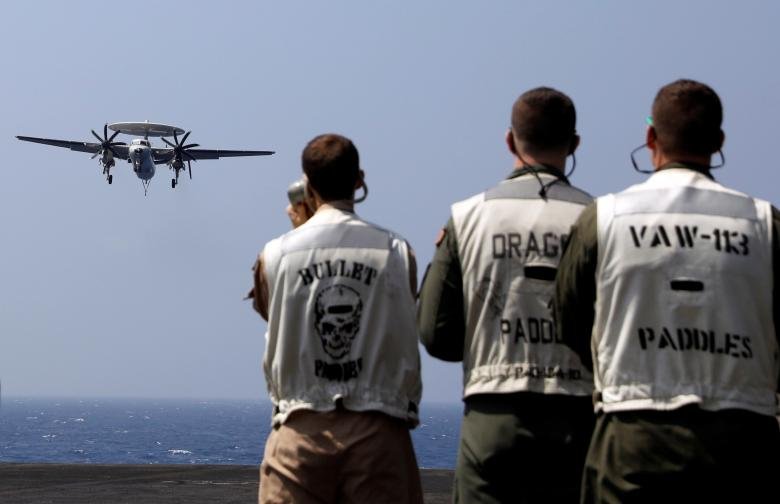 anh-mot-ngay-lam-viec-tren-tau-san-bay-uss-carl-vinson