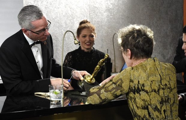 Nữ chính xuất sắc khóc nức nở sau khi bị trộm tượng vàng Oscar 2018