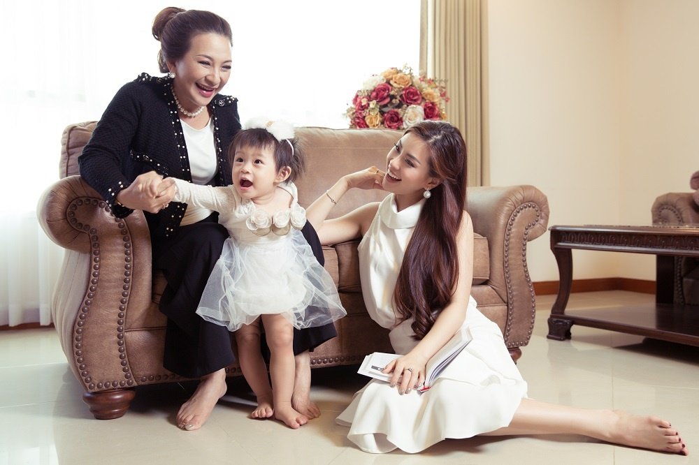 3-the-he-gia-dinh-a-hau-diem-trang-khien-nguoi-ham-mo-xuc-dong-voi-bo-anh-83
