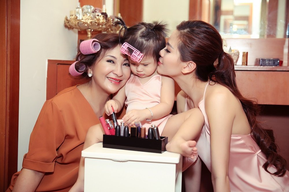 3-the-he-gia-dinh-a-hau-diem-trang-khien-nguoi-ham-mo-xuc-dong-voi-bo-anh-83