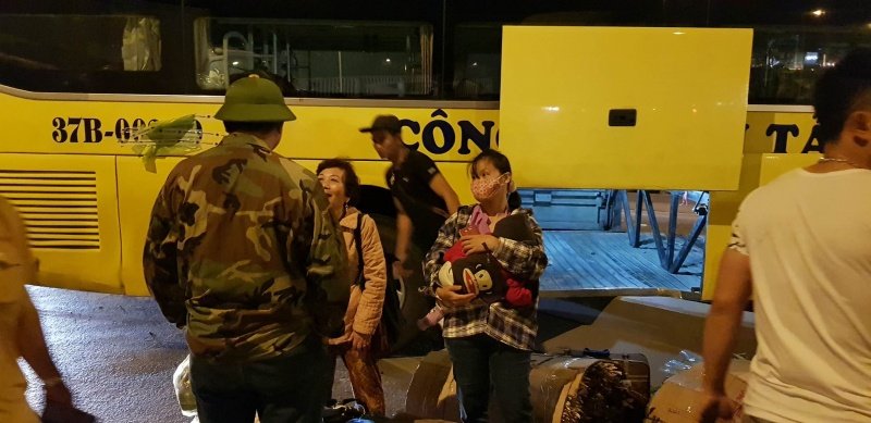 ha-noi-xe-khach-giuong-nam-roi-banh-nam-chan-ngang-duong-tren-cao-giua-dem