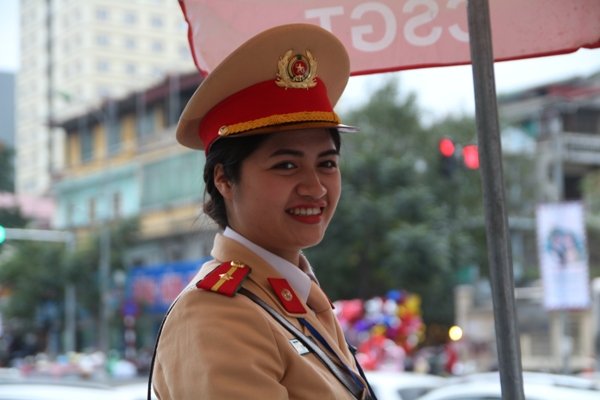 ha-noi-nu-canh-sat-giao-thong-xuong-pho-ngay-83