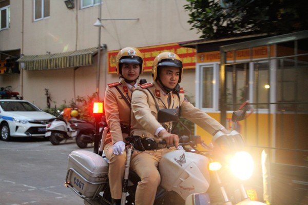 ha-noi-nu-canh-sat-giao-thong-xuong-pho-ngay-83