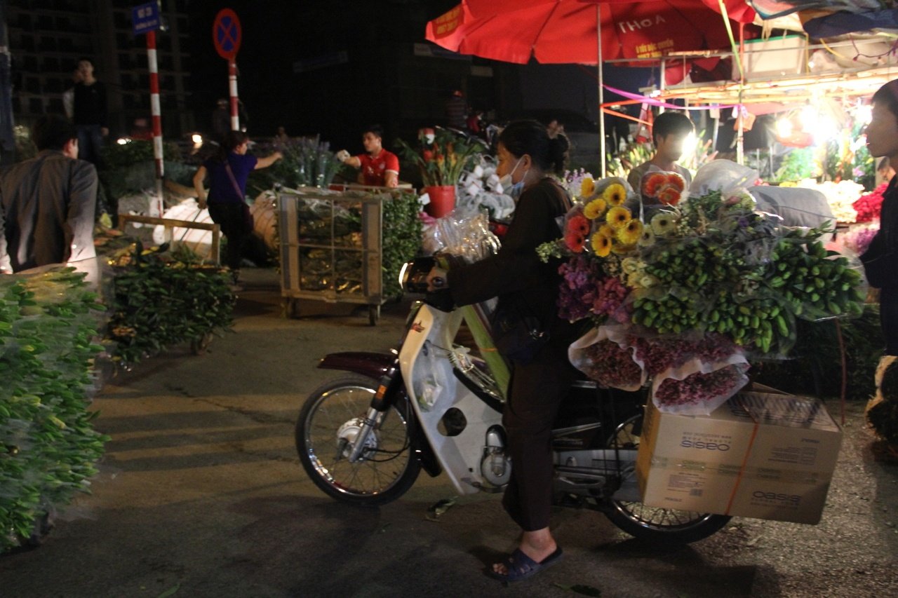 nhung-nguoi-phu-nu-ban-hoa-trang-dem-trong-ngay-83